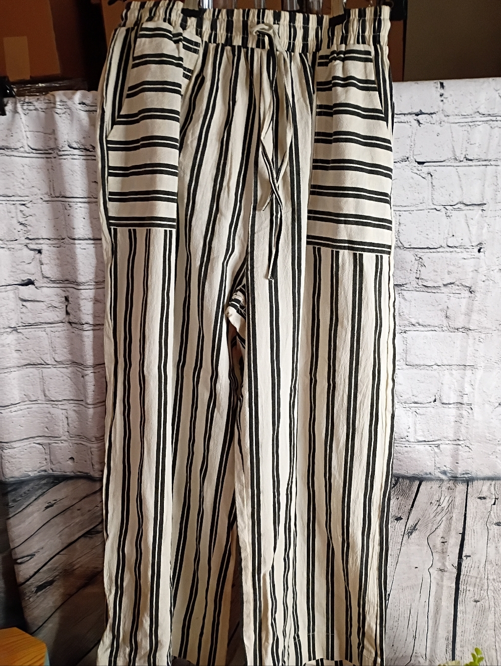 Women’s Black & Cream Striped Drawstring Pants Size Medium NWOT